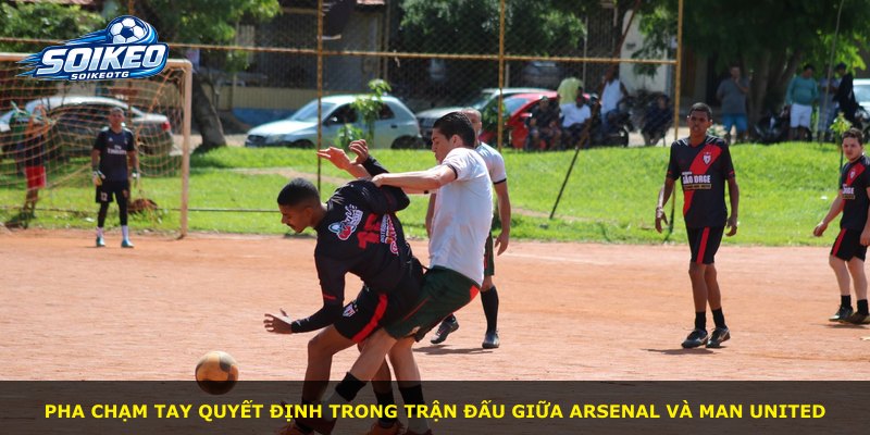 Pha chạm tay quyết định trong trận đấu giữa Arsenal và Man United