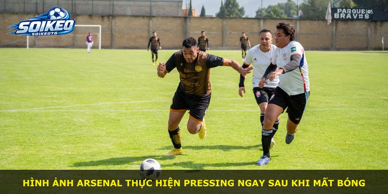 Hình ảnh Arsenal thực hiện pressing ngay sau khi mất bóng
